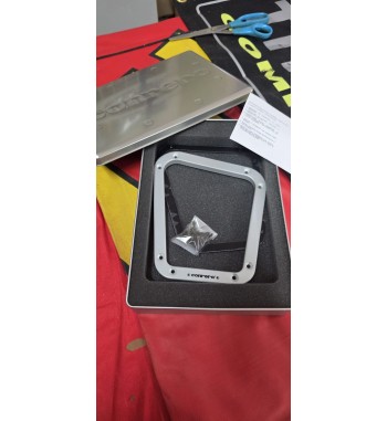 Cerquillo de cambio Conrero para BMW Serie 3 E36, fabricado en aluminio con acabado mate satinado.  Este marco embellecedor apor